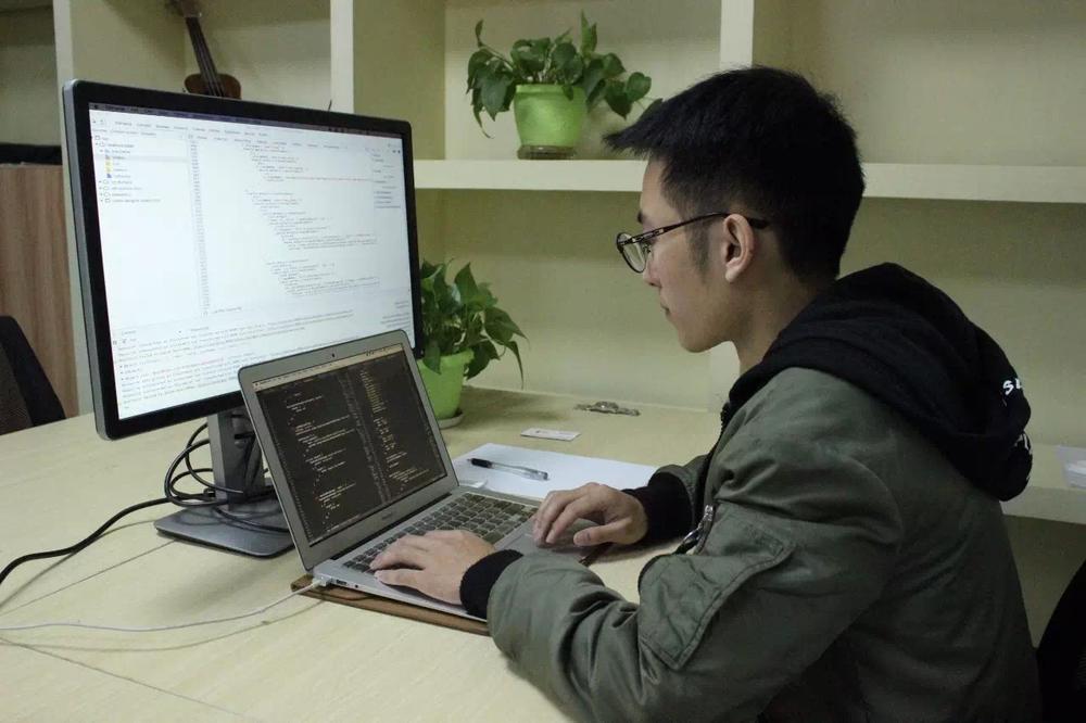 融50万 大三学生敲9万行代码 搭自动编程平台 500人移拉控件玩开发