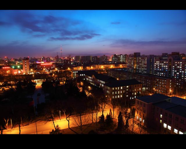 图：北邮实验室眺望西山夜景